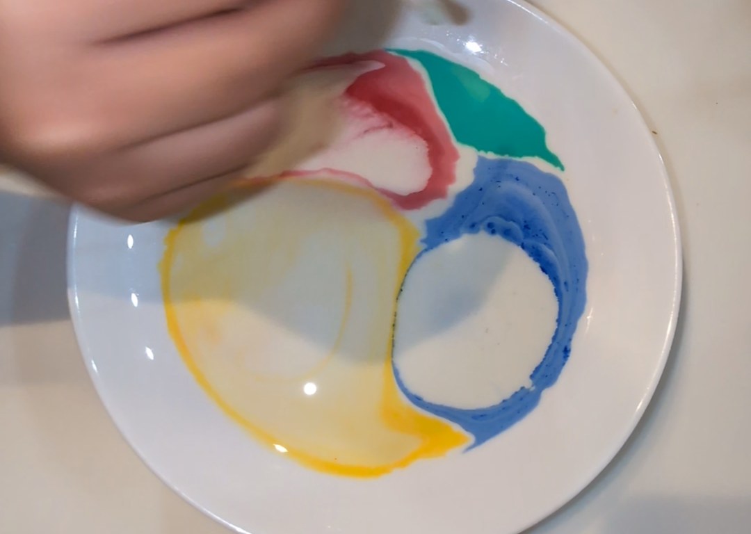 アクリル絵の具に洗剤をつけたあと。黄色と青の境目にはっきりした線が残っている
