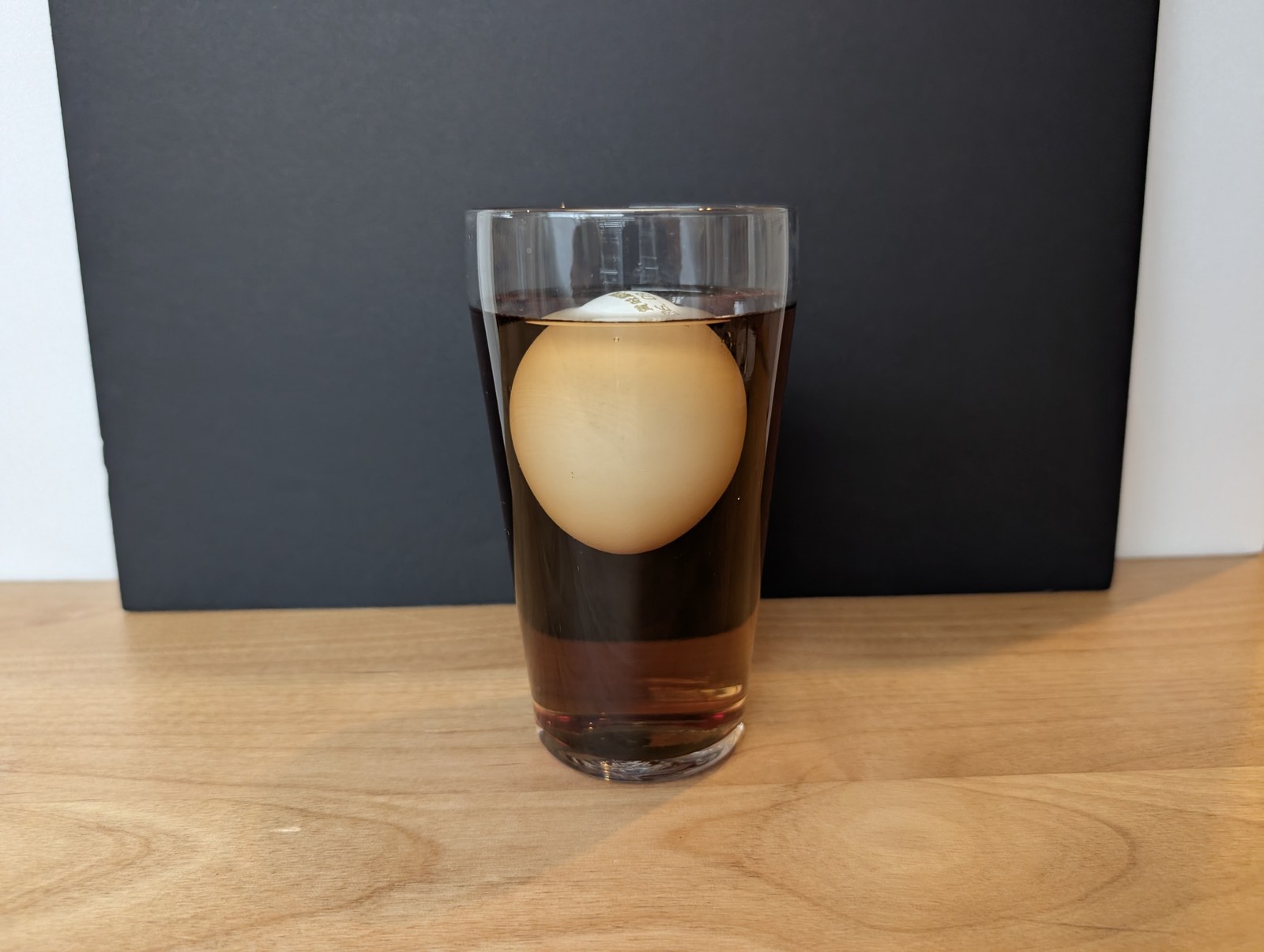 全体が茶色くなった液の中で、卵が水面まで浮かび上がっている