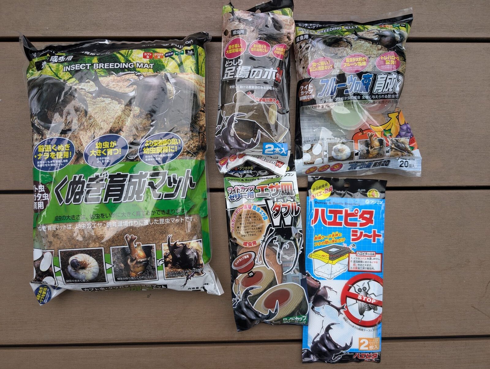 昆虫飼育用品5点をウッドデッキに並べた写真