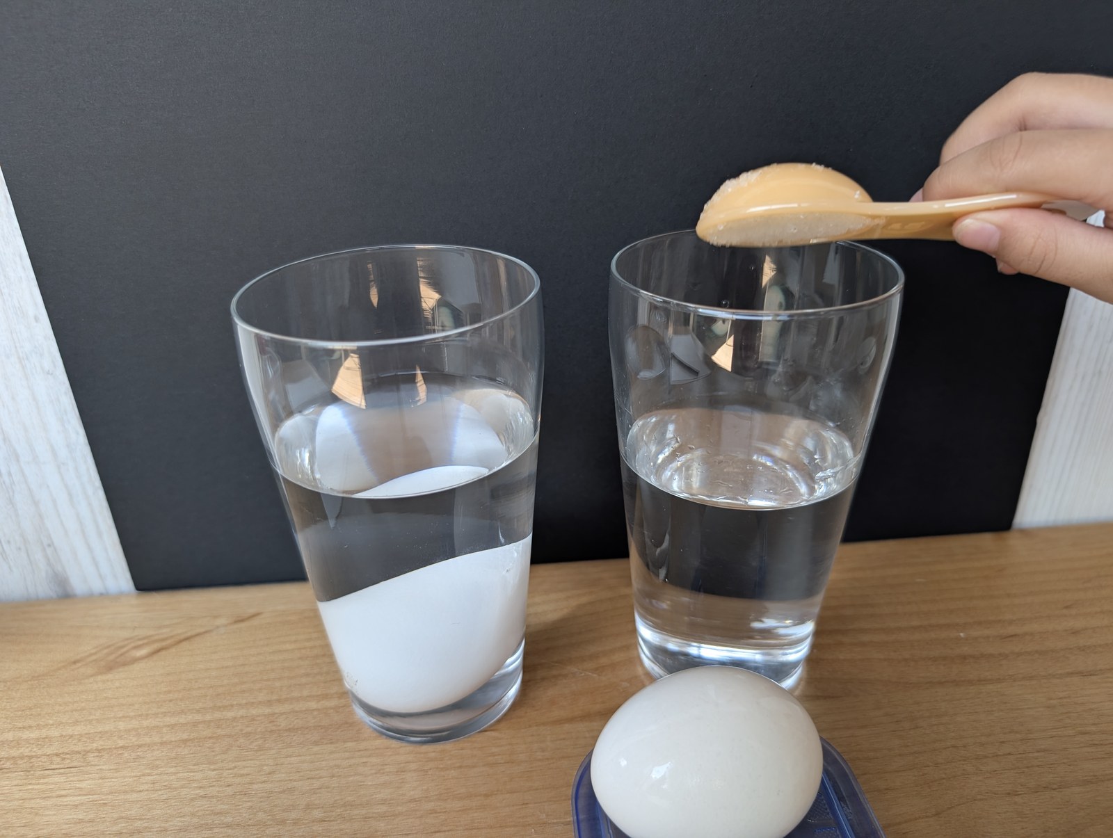 卵を取り出したコップに、塩だけを入れているところ