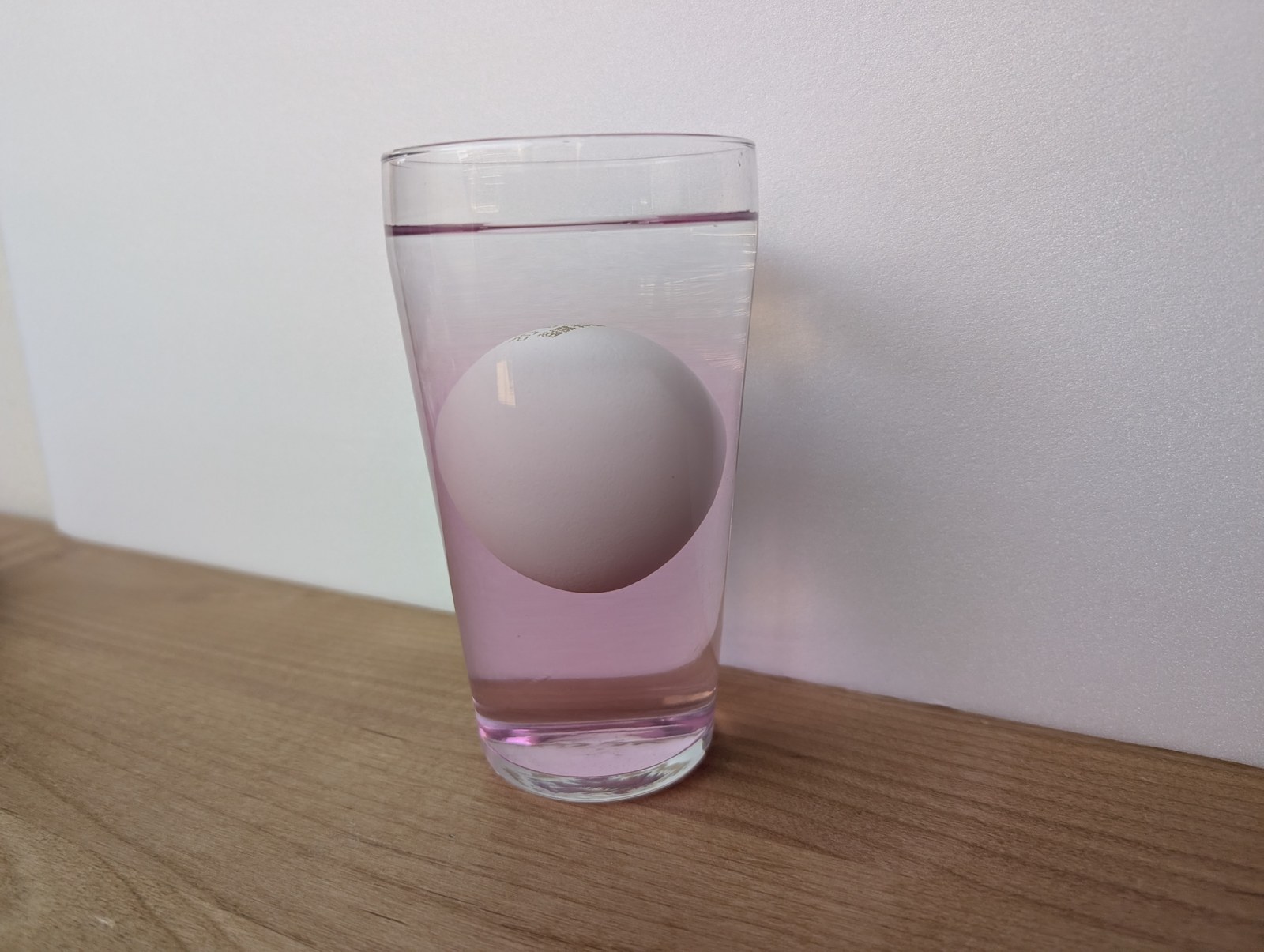 2層になった水の境目で、卵が止まって浮いている写真