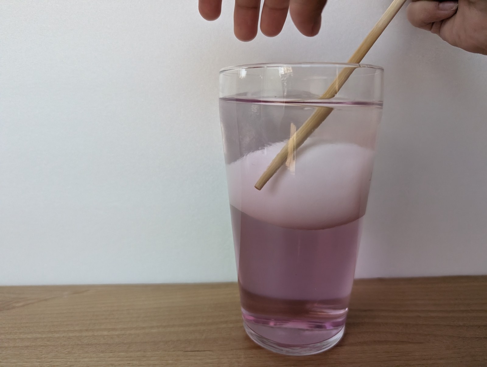 菜箸で2層の水を混ぜているところ